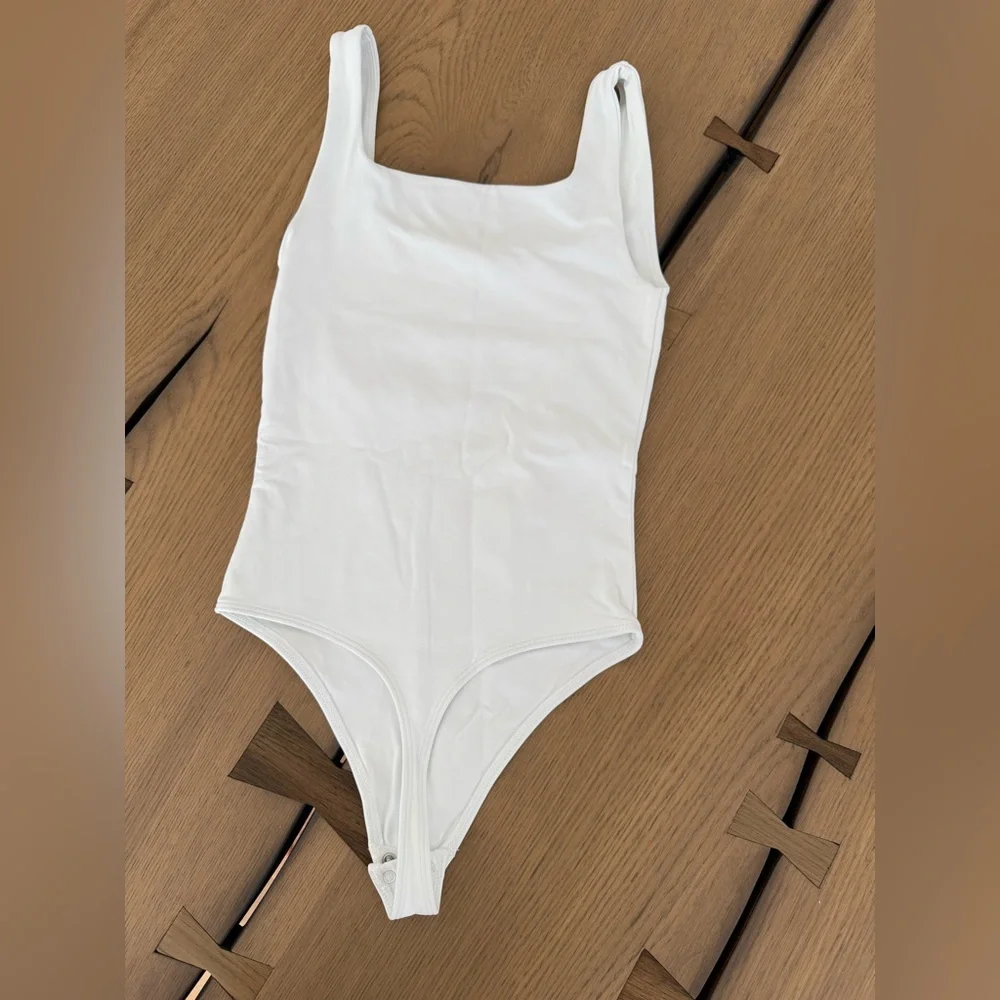 Babaton Aritzia Contour Squareneck Bodysuit! 🤍 - Picture 2 of 3